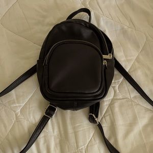 BLACK BACKPACK